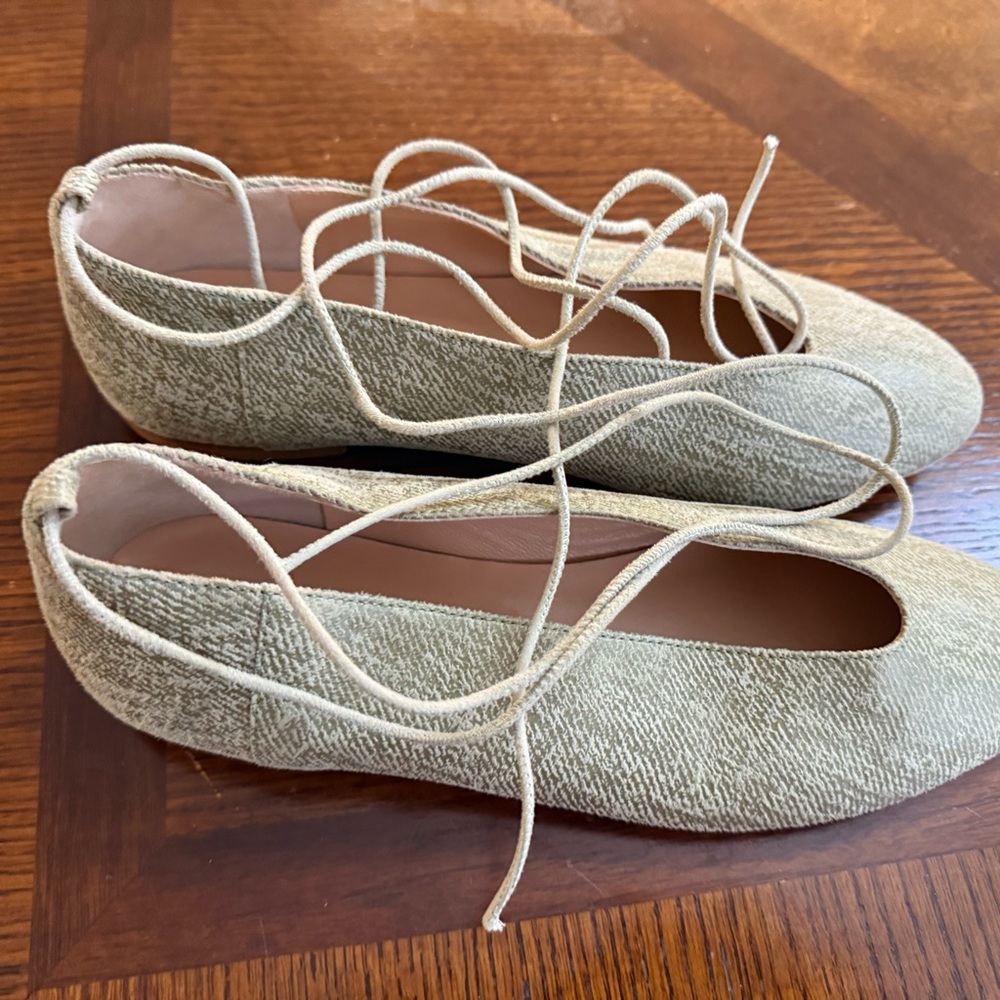 A Soliani scala lace up ballet flats these are gorgeous!!
Size 39.5